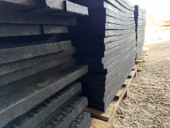 Detail hrán a štruktúry gumových dosiek HEAVY DUTY 30 vo výrobe
