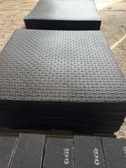 Reliéfny povrch gumových dosiek HEAVY DUTY 30 uložených na palete